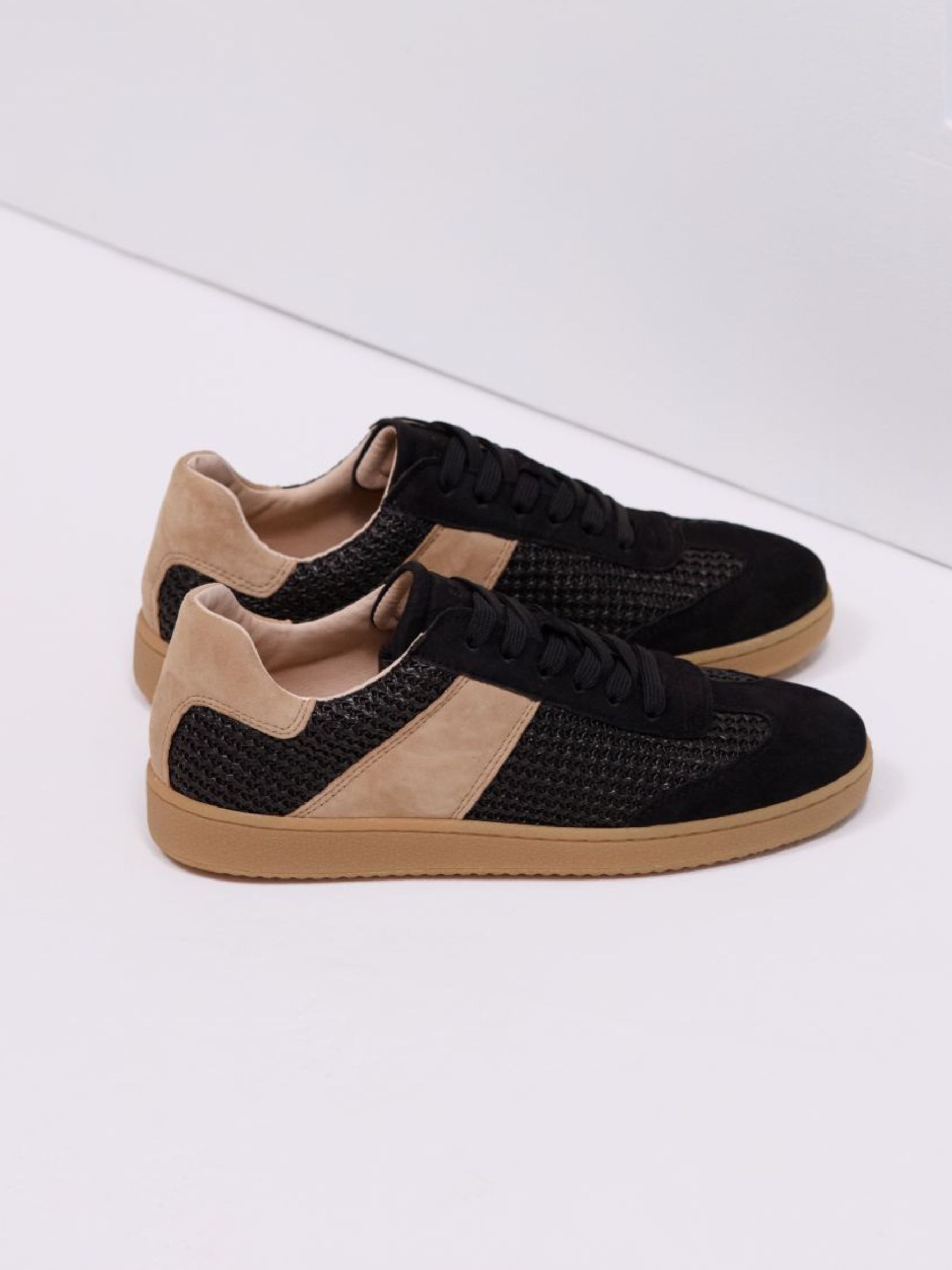 FS25_Kampagnenbild_Saphira_bast_schwarz_1 Bekleidung, Schuhwerk, Schuh, Sneaker, Bekleidung, Schuhwerk, Schuh, Sneaker, Bekleidung, Schuhwerk, Schuh, Sneaker, Bekleidung, Schuhwerk, Schuh, Sneaker