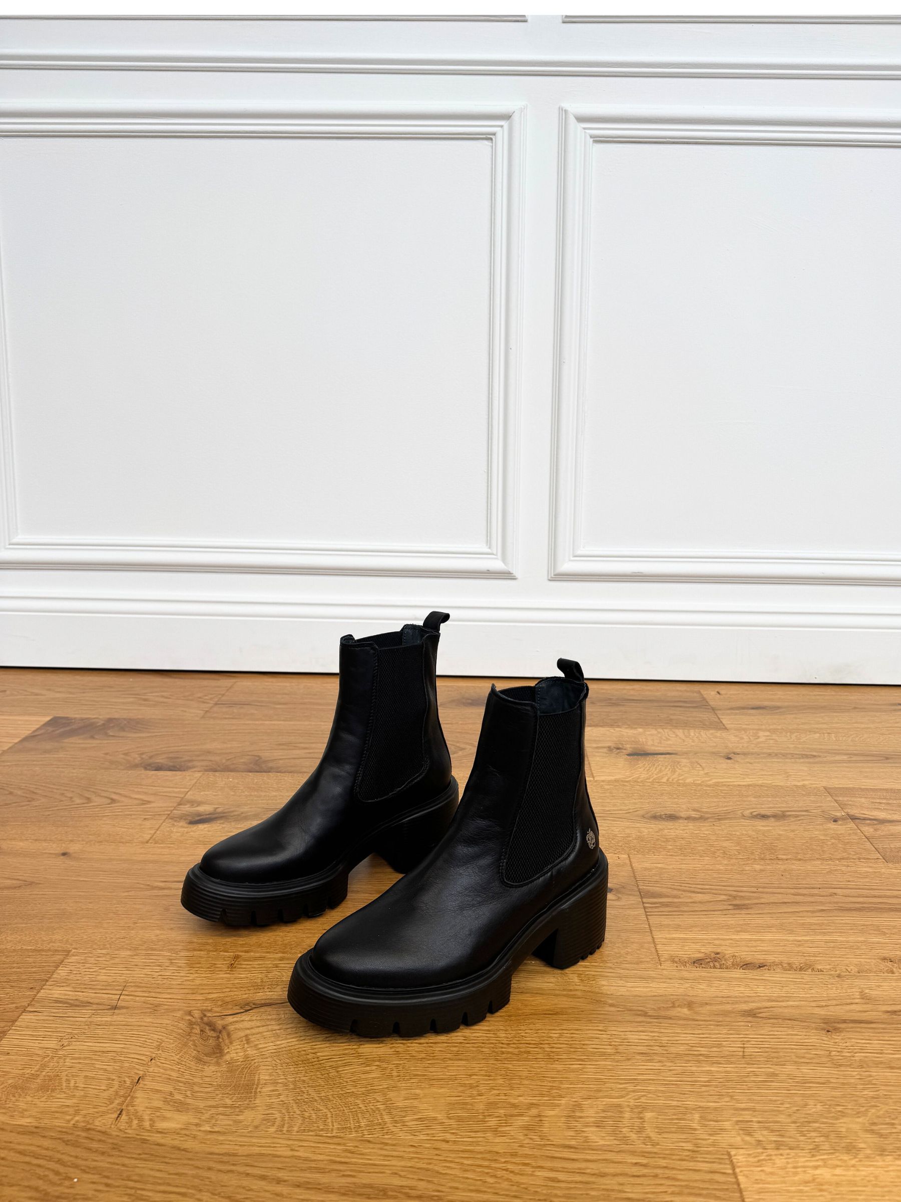 Bekleidung, Schuhwerk, Schuh, Hoher Absatz