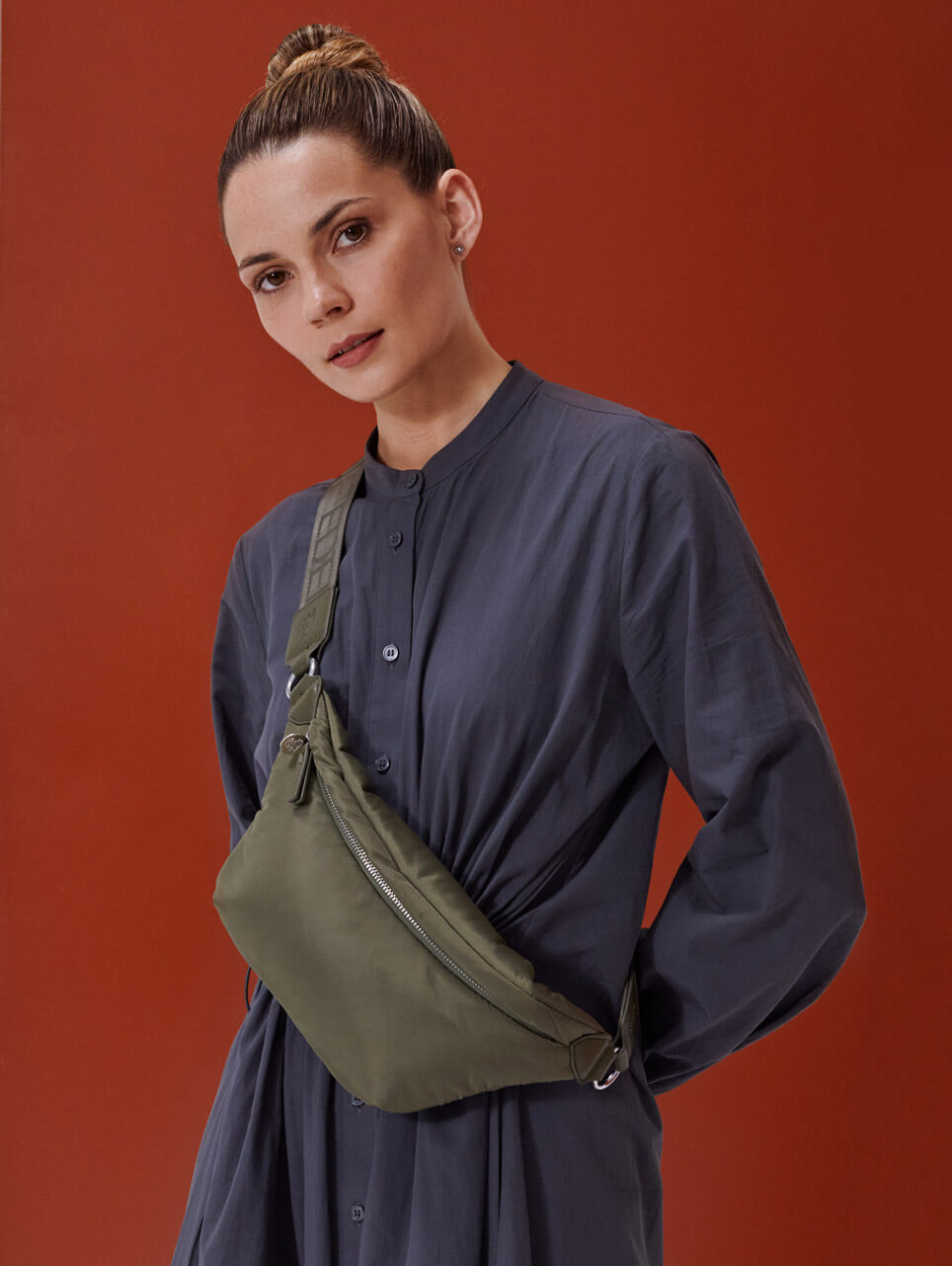 Gürteltasche khaki, Zubehor, Handtasche, Bluse, Langarm, Person