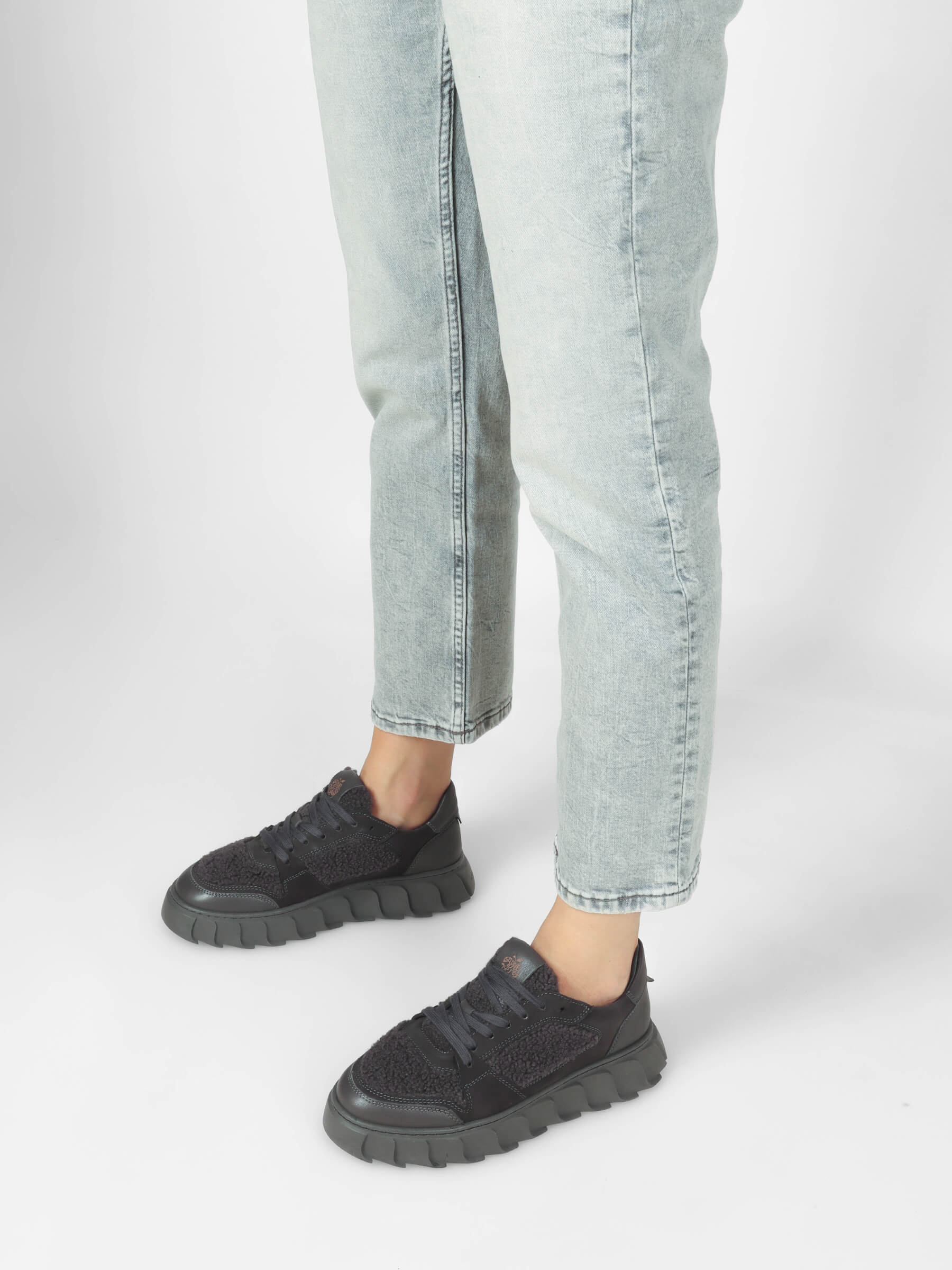 AoE_01-09 Sneaker dunkelgrau, Schuh, Hosen, Sneaker, Sandale, Person