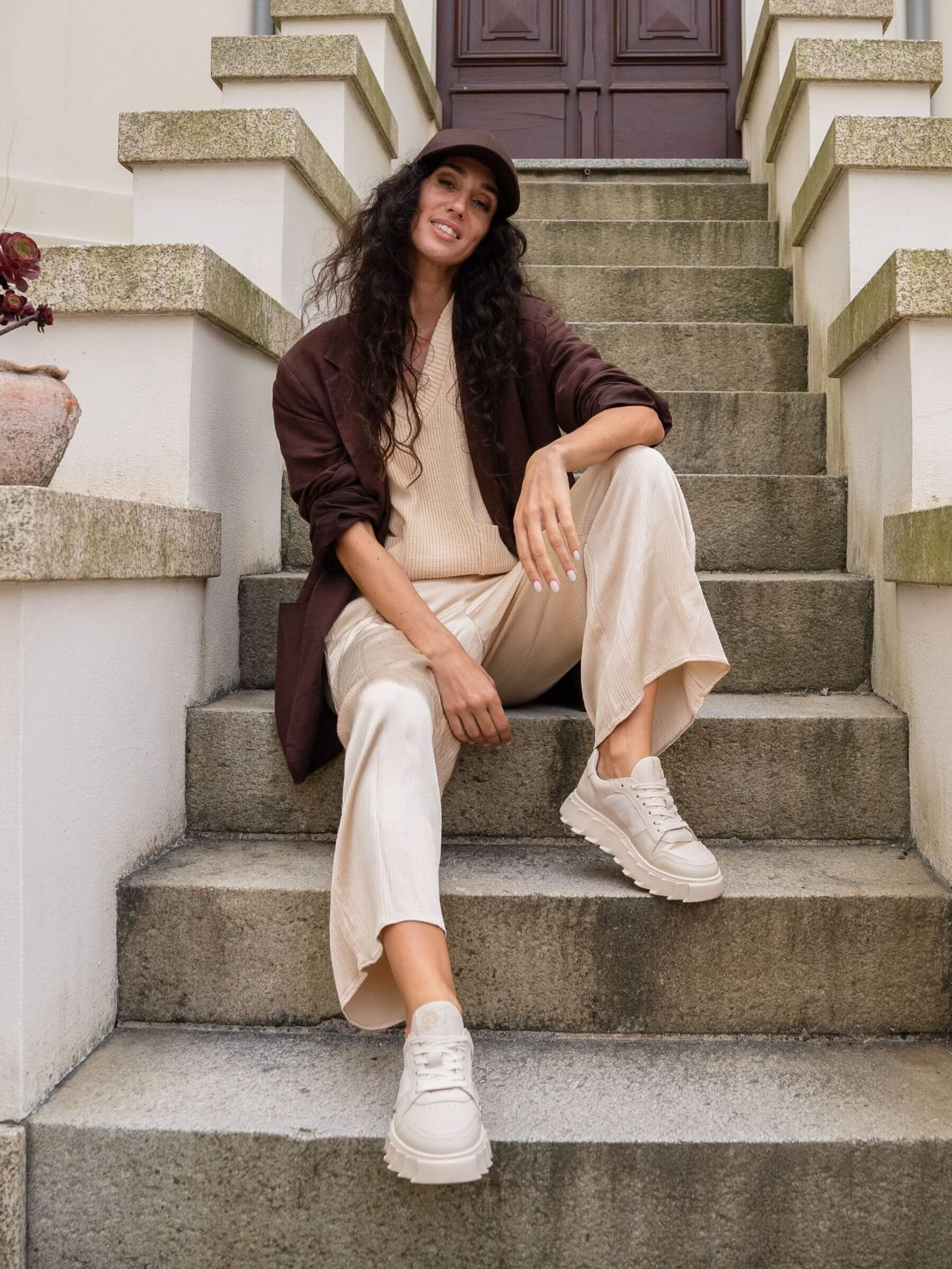 Sneaker weiß image, Person, Sitzen, Weiblich, Mädchen, Jugendlich