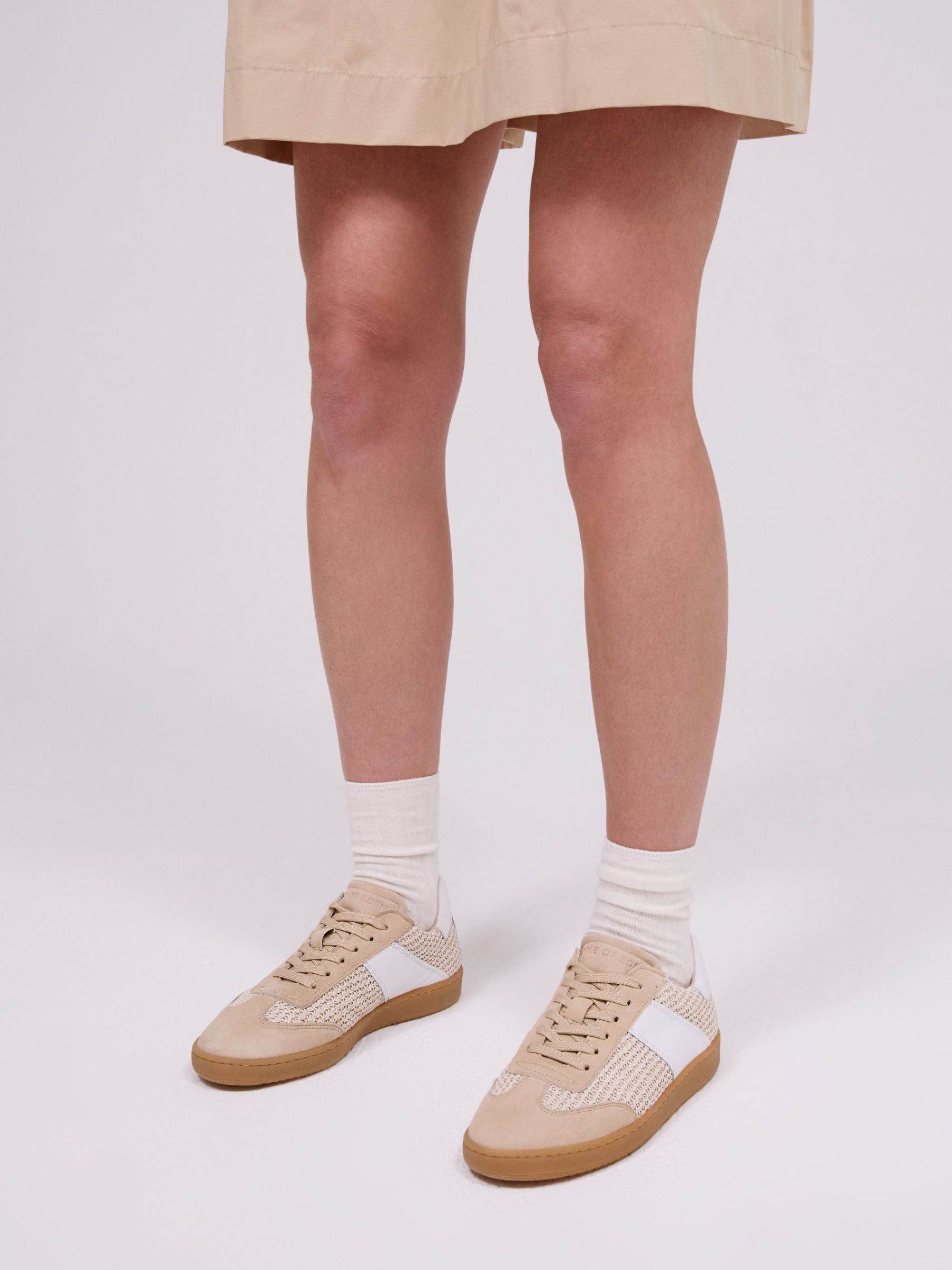 FS25_Kampagnenbild_Saphira_bast_Beige Bekleidung, Schuhwerk, Schuh, Sneaker, Sandale, Bekleidung, Schuhwerk, Schuh, Sneaker, Sandale, Bekleidung, Schuhwerk, Schuh, Sneaker, Sandale, Bekleidung, Schuhwerk, Schuh, Sneaker, Sandale