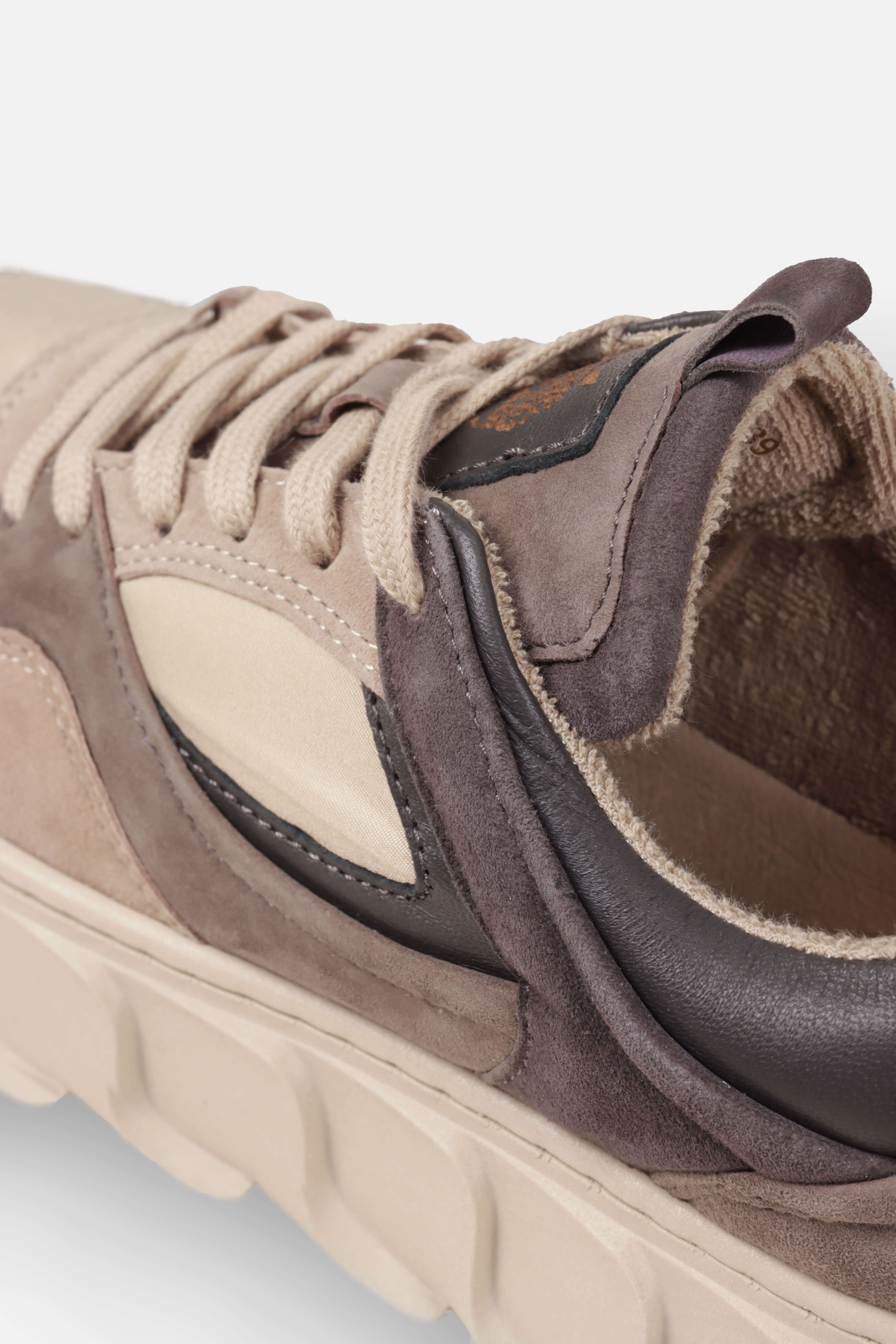 Sneaker im Material Mix taupe/grey