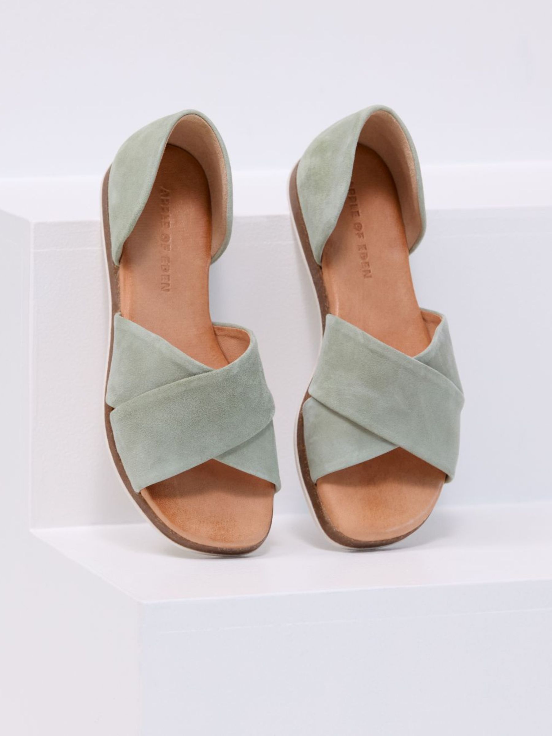FS25_Kampagnenbild_Celine_Salvia Celine grün, Bekleidung, Schuhwerk, Sandale, Schuh, Hoher Absatz