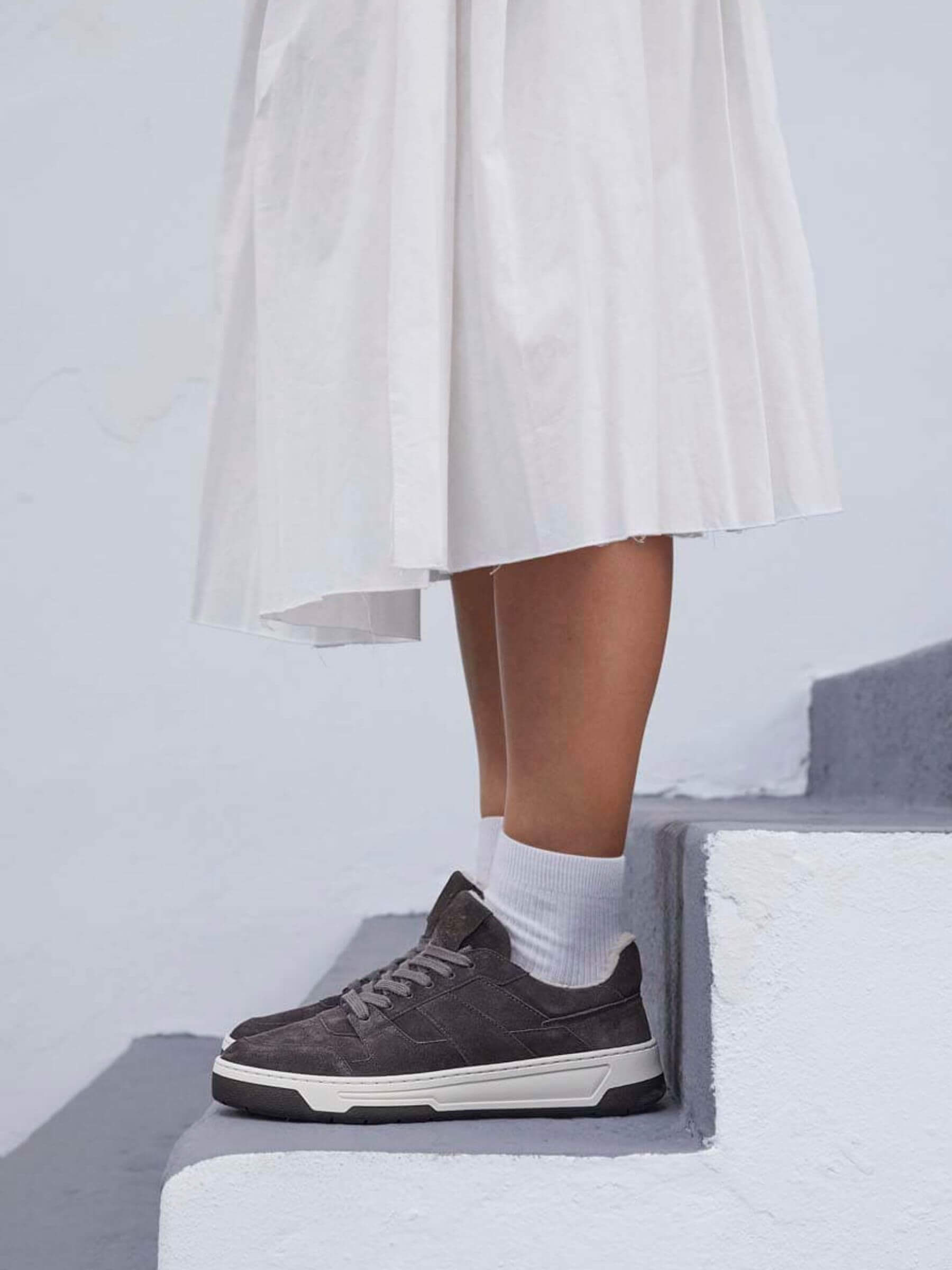Sneaker grau image, Bekleidung, Schuhwerk, Schuh, Sneaker, Person