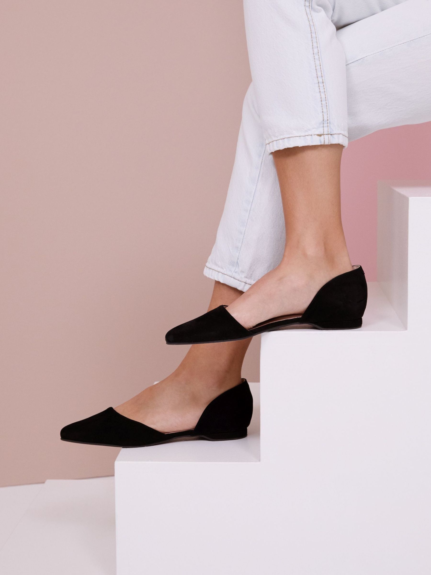 FS25_Kampagnenbild_Blondi_Schwarz Bekleidung, Schuhwerk, Schuh, Hoher Absatz, Person, Bekleidung, Schuhwerk, Schuh, Hoher Absatz, Person, Bekleidung, Schuhwerk, Schuh, Hoher Absatz, Person, Bekleidung, Schuhwerk, Schuh, Hoher Absatz, Person