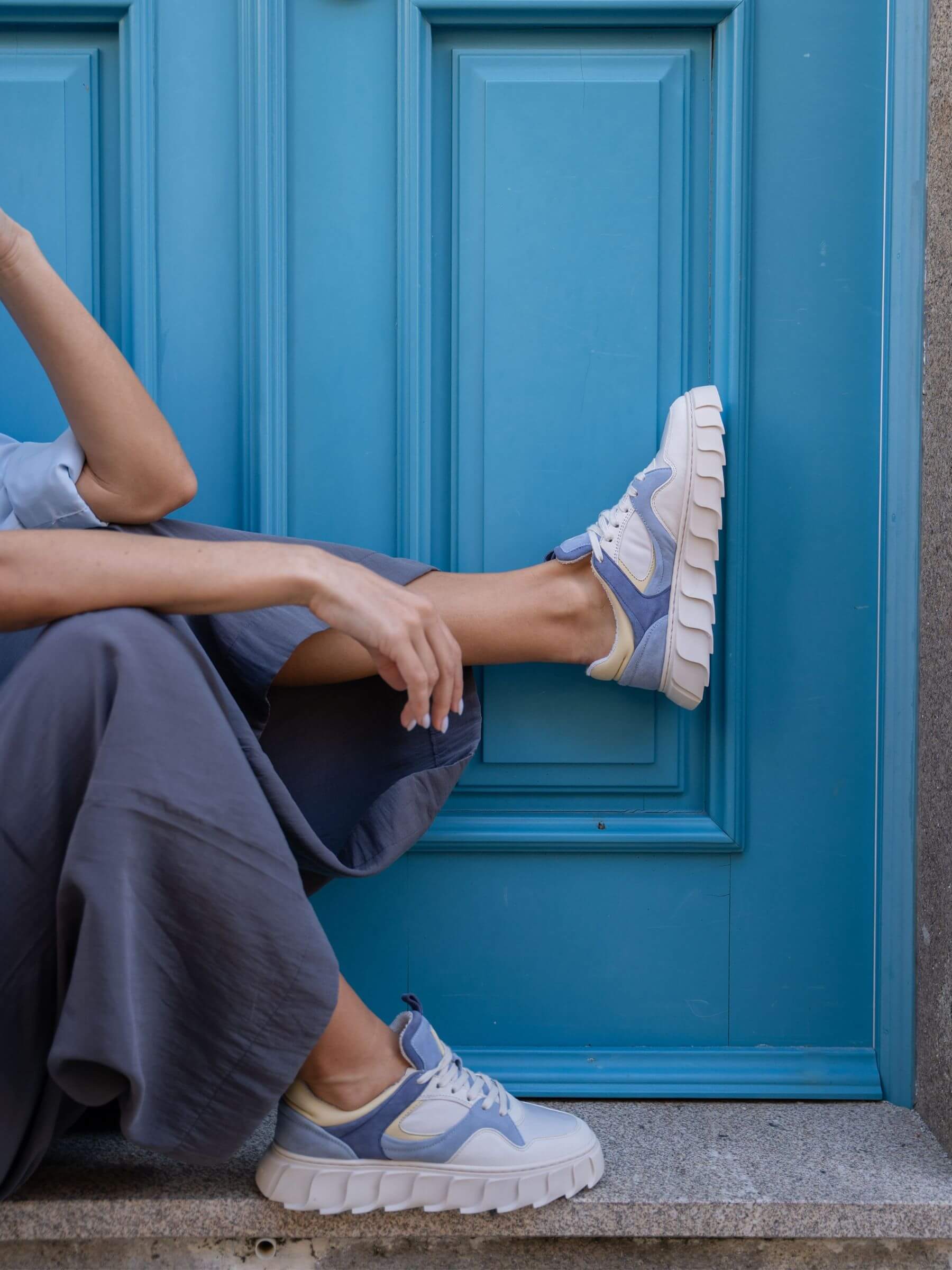 Mehrfarbige Sneaker Weiß/Blau image, Person, Sitzen, Schuhwerk, Schuh, Sneaker